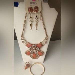 Mia necklace with a handmade twist with a matching c-flower ring, gold bracelet